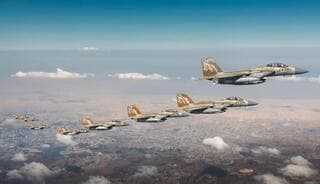 Aviones de la Fuerza Aérea israelí despegan para un ataque en Teherán. 