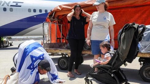 Llegada de nuevos olim en el aeropuerto de Tel Aviv. 