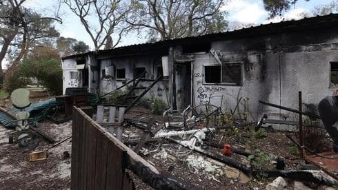 Casa incendiada en el kibutz Nir Oz después del 7 de octubre.  