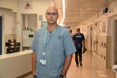 "Salimos corriendo para asegurarnos de que los pacientes que no podían entrar en la sala segura estuvieran a salvo y estuvieran confinados en las camas", recuerda el doctor Assaf Aker. (Herzl Yosef) "Salimos corriendo para asegurarnos de que los pacientes que no podían entrar en la sala segura estuvieran a salvo y estuvieran confinados en las camas", recuerda el doctor Assaf Aker.