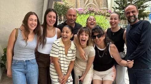 Agam Berger, Liri Elbag, Daniella Gilboa, Karina Aliyev y Naama Levy con los actores de "Fauda" 