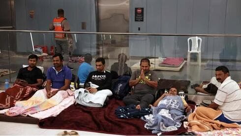 Civiles en zonas protegidas públicas durante un bombardeo procedente de Irán. 
