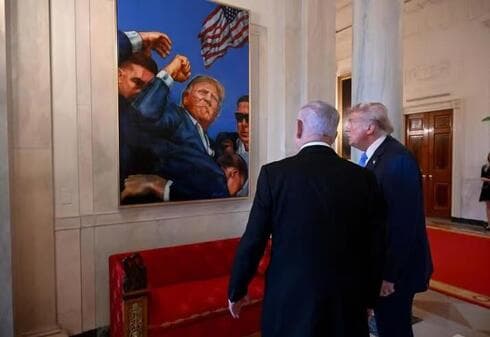 Ambos mandatarios junto a una pintura del día del atentado contra Trump. 