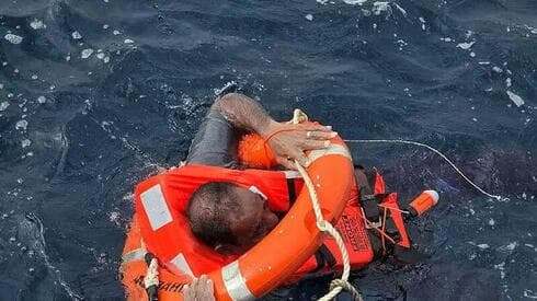 Rescate de tripulantes del buque hundido en el Mar Rojo. 