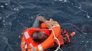 Rescate de tripulantes del buque hundido en el Mar Rojo. 