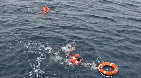 Rescate de tripulantes del buque hundido en el Mar Rojo. 