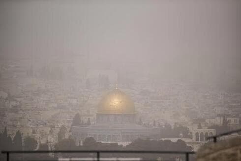 Densa neblina en Jerusalem. 