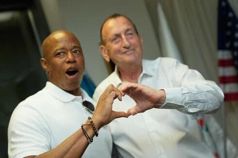 Eric Adams con el alcalde de Tel Aviv, Ron Huldai. Solo el 11% en las encuestas (Ynet) Eric Adams con el alcalde de Tel Aviv, Ron Huldai. Solo el 11% en las encuestas