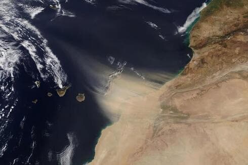 Documentación satelital de tormentas de arena sobre las Islas Canarias en España. 