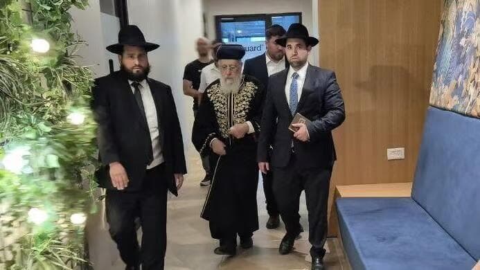 El rabino Yitzhak Yosef llega hoy a la reunión de los consejos de sabios de la Torá. (Ynet) El rabino Yitzhak Yosef llega hoy a la reunión de los consejos de sabios de la Torá.