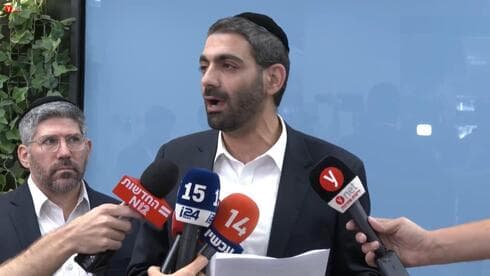 Shas anuncia su salida del gobierno. 