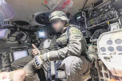 Teniente Coronel R. en el vehículo blindado de transporte de tropas. "Todas las casas aquí deberían ser derribadas". (Tal Shahar) Teniente Coronel R. en el vehículo blindado de transporte de tropas. "Todas las casas aquí deberían ser derribadas".