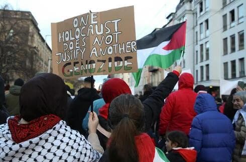 "Un Holocausto no justifica otro genocidio" Una manifestante en Berlín sostiene un cartel que acusa a Israel de "genocidio" ya en noviembre de 2023 (Adam Berry, Getty Images) "Un Holocausto no justifica otro genocidio" Una manifestante en Berlín sostiene un cartel que acusa a Israel de "genocidio" ya en noviembre de 2023