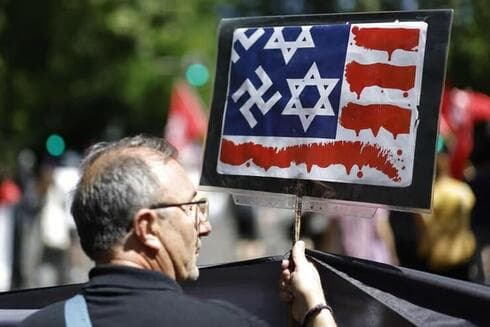 Un manifestante en Madrid contra Israel y Estados Unidos: comparaciones infundadas teñidas de demagogia y provocación (Thomas Coex, AFP) Un manifestante en Madrid contra Israel y Estados Unidos: comparaciones infundadas teñidas de demagogia y provocación