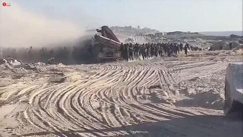 Decenas de palestinos asaltan un camión con ayuda humanitaria. 