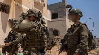 Ante el peligro en los centros de distribución, soldados israelíes se sienten amenazados y disparan a la multitud. 