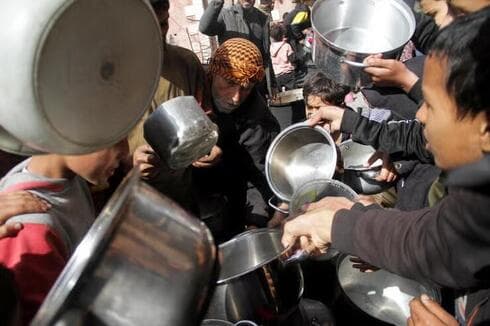 Palestinos en busca de comida en Jabaliya. 