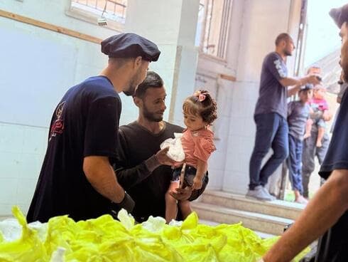 Niños palestinos acceden a la ayuda humanitaria. 