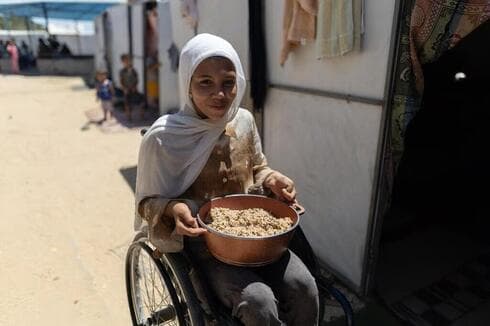 Niños palestinos acceden a la ayuda humanitaria. 