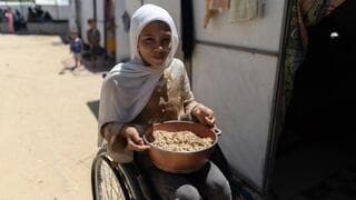 Niños palestinos acceden a la ayuda humanitaria. 