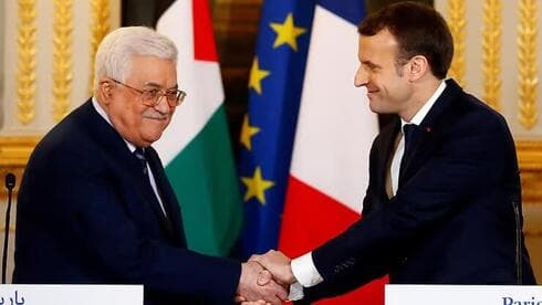 Mahmoud Abbas y Emanuel Macron. "Debe haber un alto el fuego que incluya la liberación de todos los rehenes", dijo el mandatario francés. 