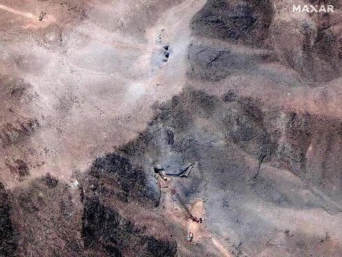 Los cráteres que dejaron las entradas de las bombas a la instalación de Fordow. (AFP Photo / Satellite Image ©2024 Maxar Technologies) Los cráteres que dejaron las entradas de las bombas a la instalación de Fordow.