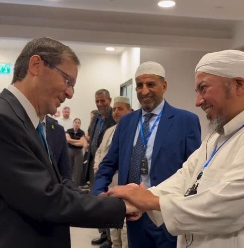 Isaac Herzog se saluda con los líderes religiosos musulmanes que visitaron Israel a principios de julio. (Instagram) Isaac Herzog se saluda con los líderes religiosos musulmanes que visitaron Israel a principios de julio.