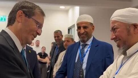 Isaac Herzog se saluda con los líderes religiosos musulmanes que visitaron Israel a principios de julio. 