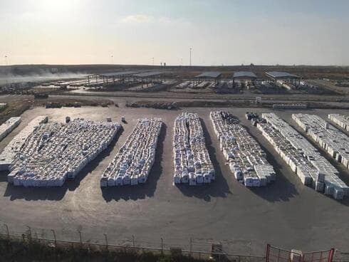 Ayuda humanitaria acumulada cerca del cruce de Kerem Shalom
