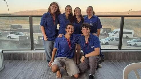 "Al final, nos dicen cosas que no les dirán a los adultos". Grupo Kiryat Shmona con el Monte Hermón como telón de fondo. m (Yoav Keren) "Al final, nos dicen cosas que no les dirán a los adultos". Grupo Kiryat Shmona con el Monte Hermón como telón de fondo. m