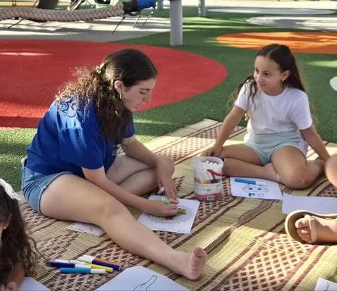 "Como una hermana mayor". Yahli con la pequeña Maya. (Yoav Keren) "Como una hermana mayor". Yahli con la pequeña Mia.