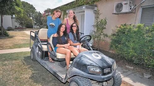 "Fuerte resiliencia social". Las chicas del núcleo de Nahal Oz. (Herzl Yosef) "Fuerte resiliencia social". Las chicas del núcleo de Nahal Oz.