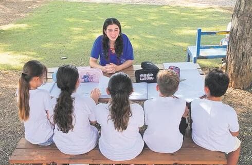 "Estoy aquí para ser un oído atento, una hermana mayor, una amiga". Yahli y los campistas en una actividad en Kiryat Shmona. (Effi Sharir) "Estoy aquí para ser un oído atento, una hermana mayor, una amiga". Yahli y los campistas en una actividad en Kiryat Shmona.