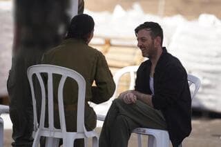 David Cunio dialoga con miembros de las FDI. 