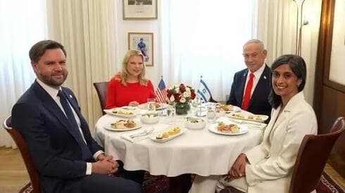 El vicepresidente de EE.UU. y el primer ministro de Israel, con sus respectivas esposas, en el desayuno. (GPO) El vicepresidente de EE.UU. y el primer ministro de Israel, con sus respectivas esposas, en el desayuno.