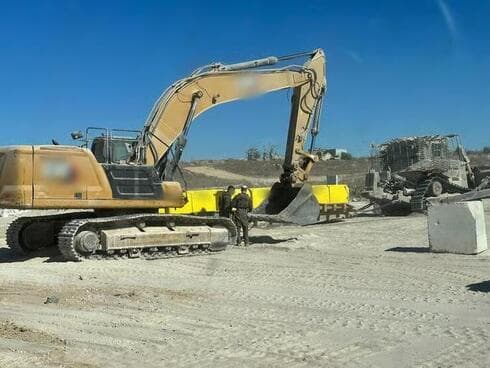 Obras de demarcación de la línea amarilla en Gaza. 