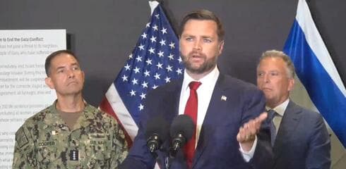 Conferencia de prensa de J.D. Vance, vicepresidente de Estados Unidos. Detrás, Steve Witkoff. 