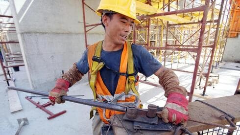 Un trabajador extranjero en una obra de construcción. (Shaul Golan) Un trabajador extranjero en una obra de construcción.