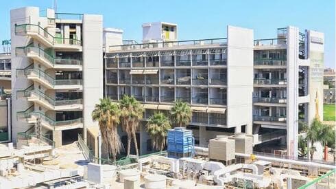 Ante la rotura de los vidrios de las ventanas, los pacientes fueron trasladados a las habitaciones que no habían sido dañadas. (Meir Even Haim) Ante la rotura de los vidrios de las ventanas, los pacientes fueron trasladados a las habitaciones que no habían sido dañadas.