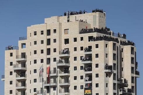 Muchos de los manifestantes participaron desde obras y edificios en construcción. (Ynet) Ultraortodoxos contra el servicio militar.