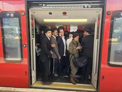 Los trenes se vieron abarrotados de manifestantes. (Ynet) Ultraortodoxos contra el servicio militar.
