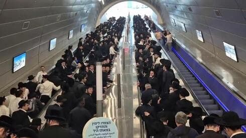 Las escaleras mecánicas e llenaron de haredíes. (Ynet) Ultraortodoxos contra el servicio militar.
