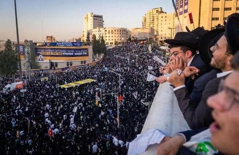 Decenas de miles de ultraortodoxos se manifestaron en Jerusalem. Decenas de miles de ultraortodoxos se manifestaron en Jerusalem.
