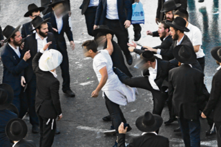 הפגנה נגד הגיוס בכניסה לעיר. צילום: אלכס קולומויסקי