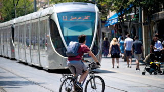 רוכב אופניים ברחוב יפו