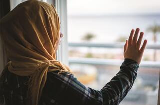 החשוד טוען כי אינו מקבל מטופלת אם אין מלווה לצידה 