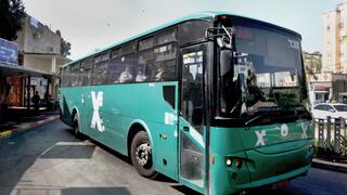 "מי נגד מי". אוטובוס בחולון
