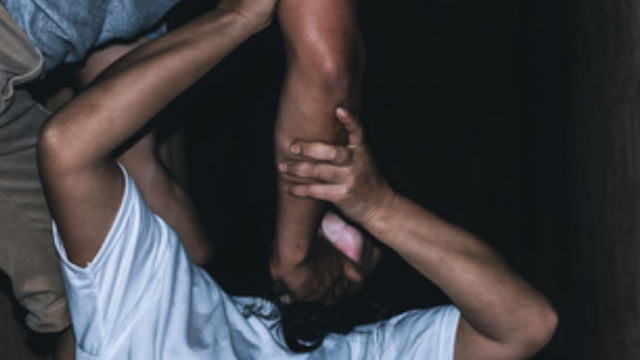 היכה את אשתו עד זוב דם