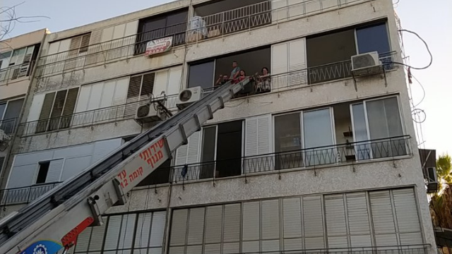 הבניין ברחוב סרלין בחולון. פינוי חפצים