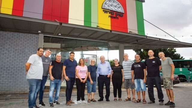 ראש העירייה מלול והסוחרים בכניסה לשוק. בשעה טובה